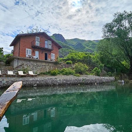 Borealis Guest House Koman المظهر الخارجي الصورة