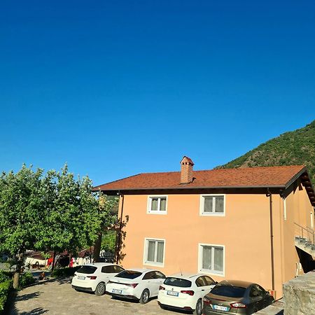 Borealis Guest House Koman المظهر الخارجي الصورة
