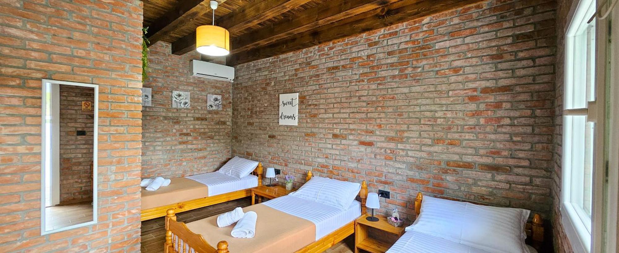 Borealis Guest House Koman المظهر الخارجي الصورة