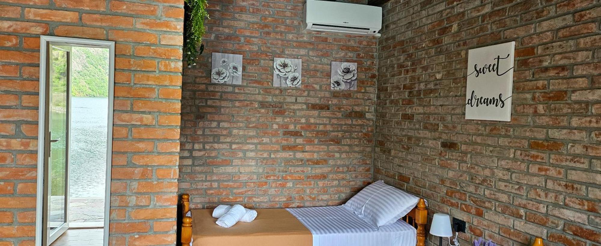 Borealis Guest House Koman المظهر الخارجي الصورة