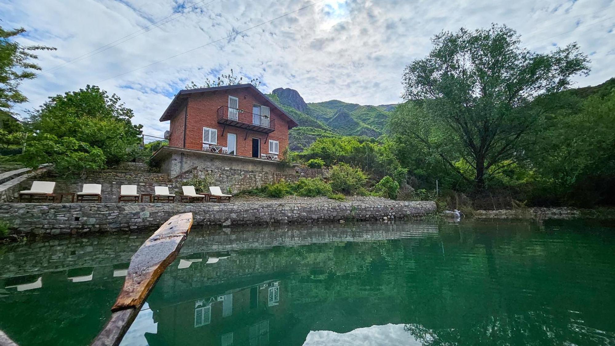 Borealis Guest House Koman المظهر الخارجي الصورة