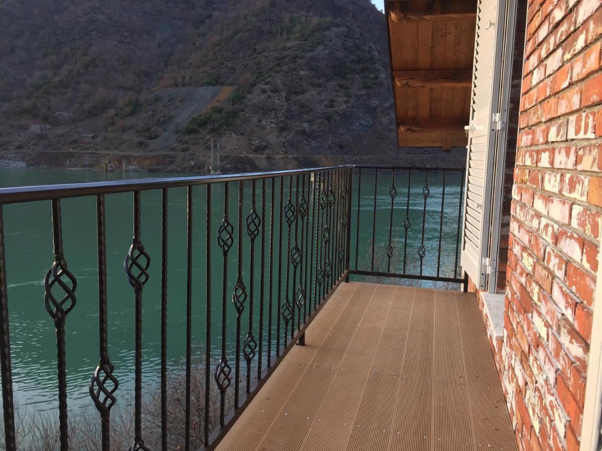 Borealis Guest House Koman المظهر الخارجي الصورة