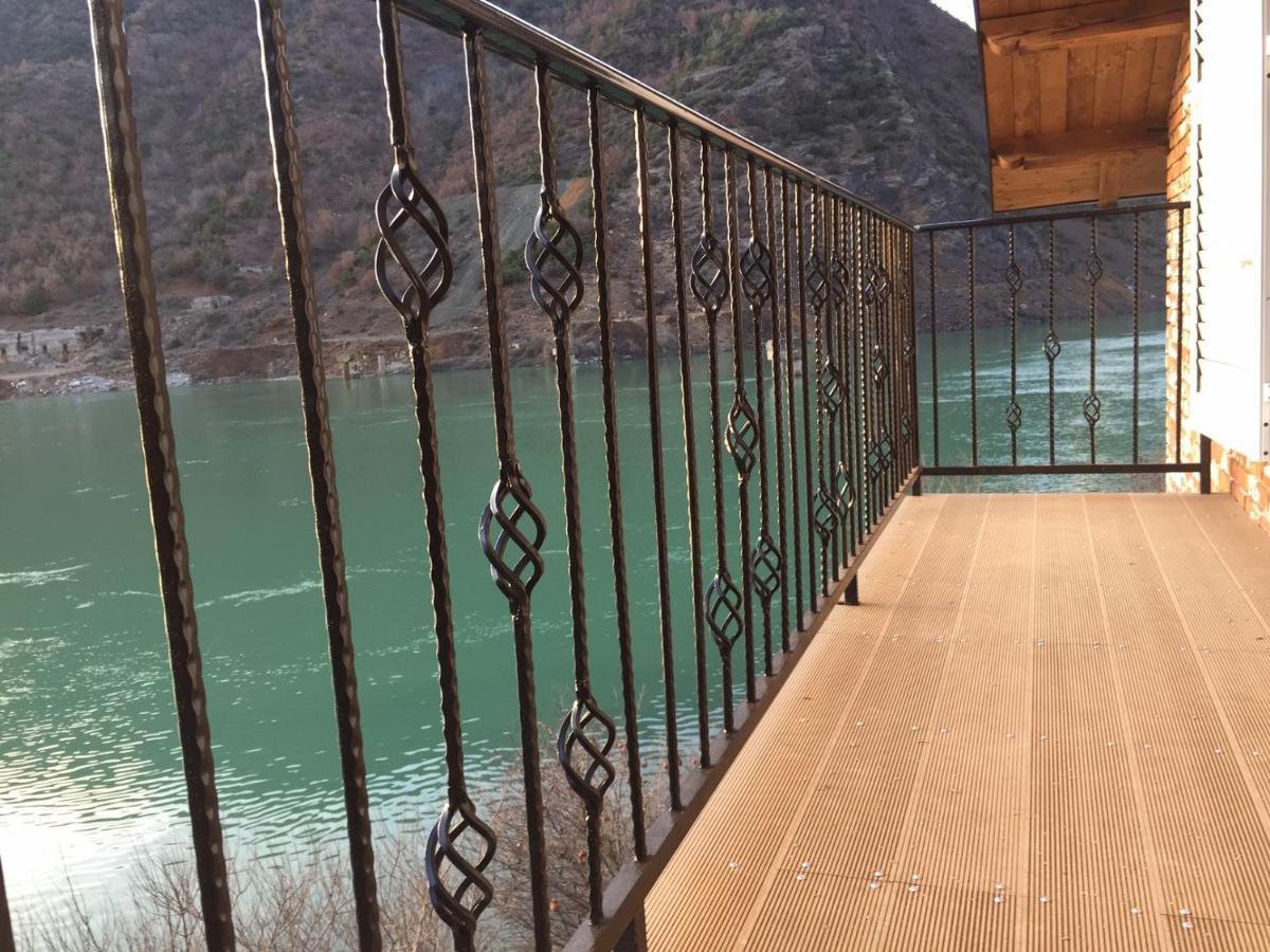 Borealis Guest House Koman المظهر الخارجي الصورة